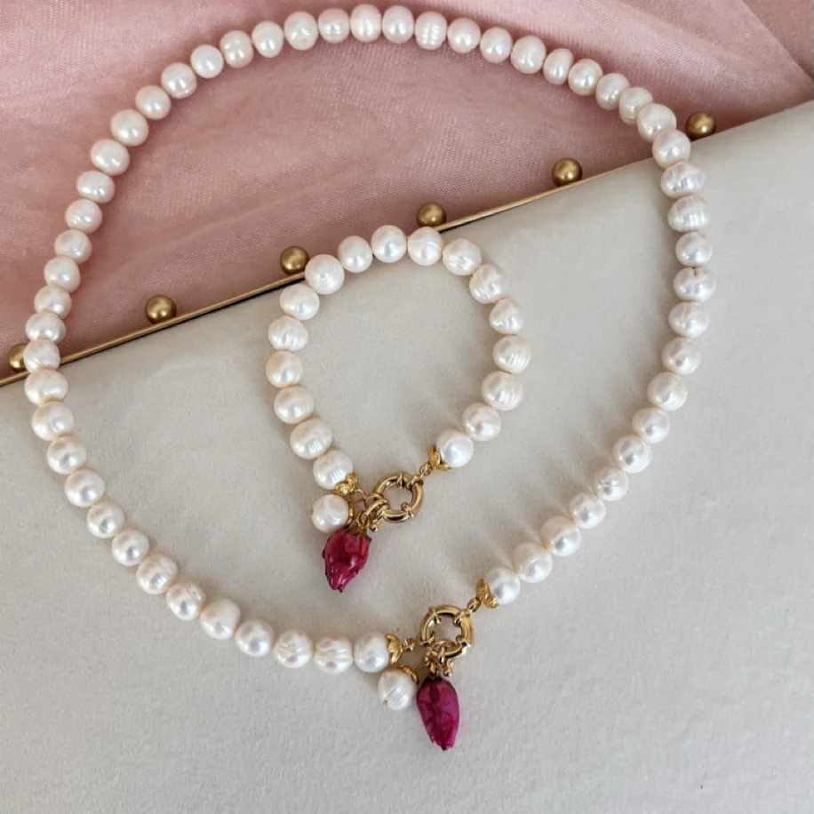 Altın Uyumlu Gül Charmlı İnci Set