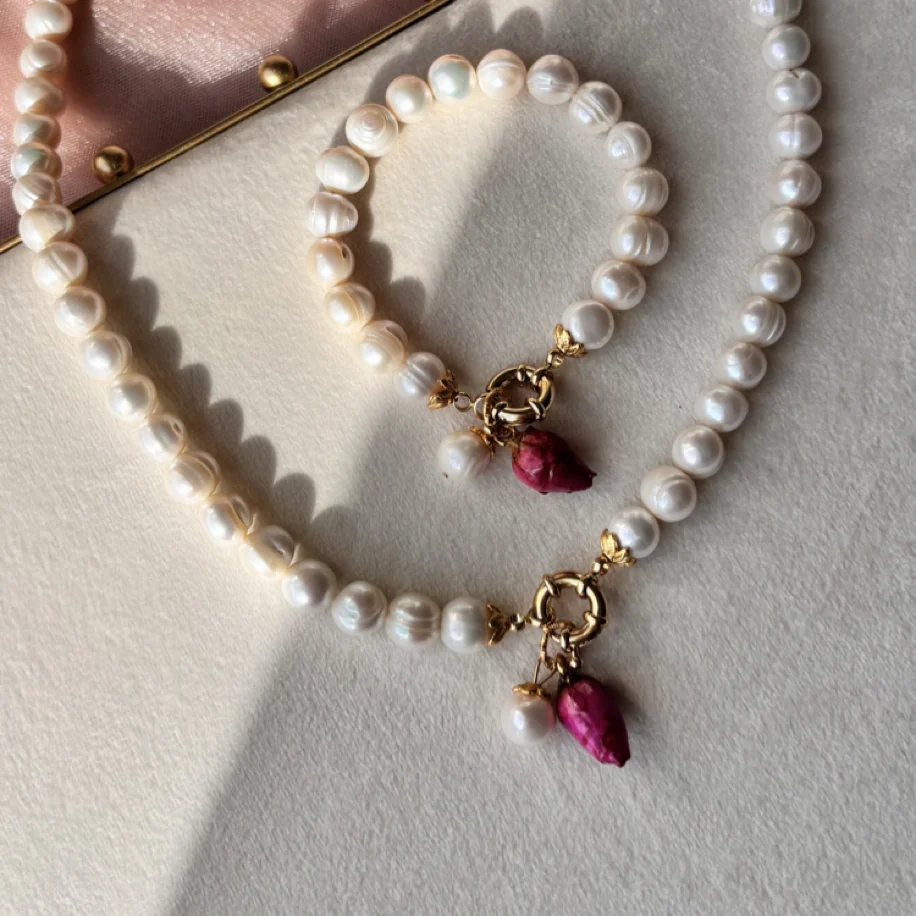 Altın Uyumlu Gül Charmlı İnci Set